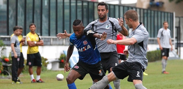 Atacante Yago recebe a marcação de Ibson em jogo-treino realizado em São Januário - Marcelo Sadio / Site oficial do Vasco