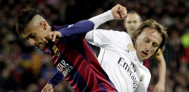 Modric foi chave no esquema do Real Madrid, ajudando a parar o ataque do Barcelona - EFE/Alberto Estévez