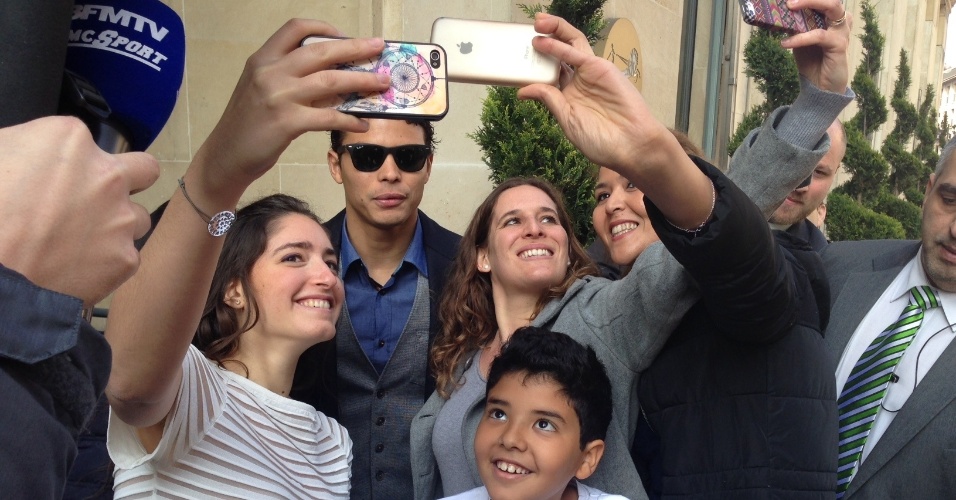 Thiago Silva posa para foto com torcedores na entrada de hotel em Paris