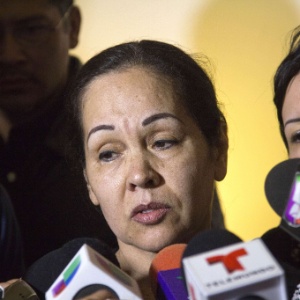 Luz Ramirez, mãe do lutador Pedro Aguayo Ramirez, fala com a imprensa após o funeral do filho, morto em um combate de luta livre no México - undefined