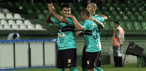 Rafahel Lucas (esq.) é abraçado por companheiros ao marcar um dos seus 9 gols em 2015 - Divulgação/Coritiba