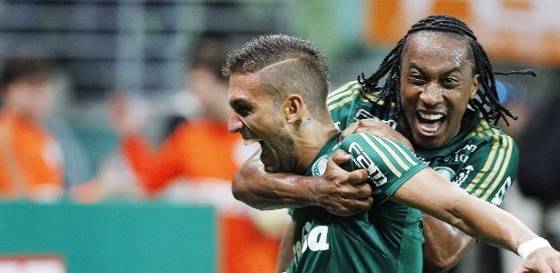 Arouca comemora com Rafael Marques o segundo gol do atacante para o Palmeiras contra o São Paulo - Reinaldo Canato/UOL