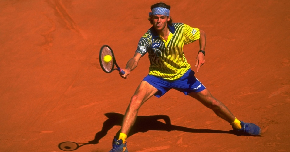 Gustavo Kuerten com seu uniforme azul e amarelo em Roland Garros de 1997