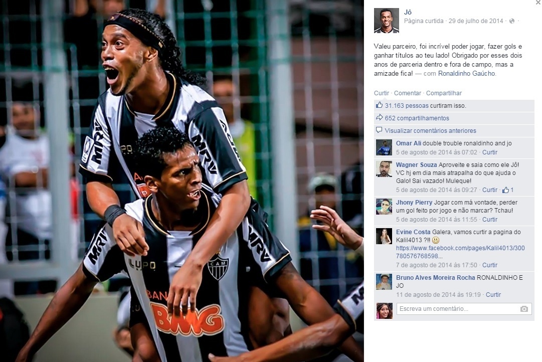 26.mar.2015 Um ano sem marcar: Jô se despede de Ronaldinho Gaúcho em postagem no Facebook. Os dois eram parceiros de balada.
