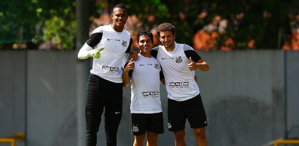 Elano ao lado do pequeno Lucas Otávio e do goleiro John Victor, do sub 20 - Divulgação/Santos FC