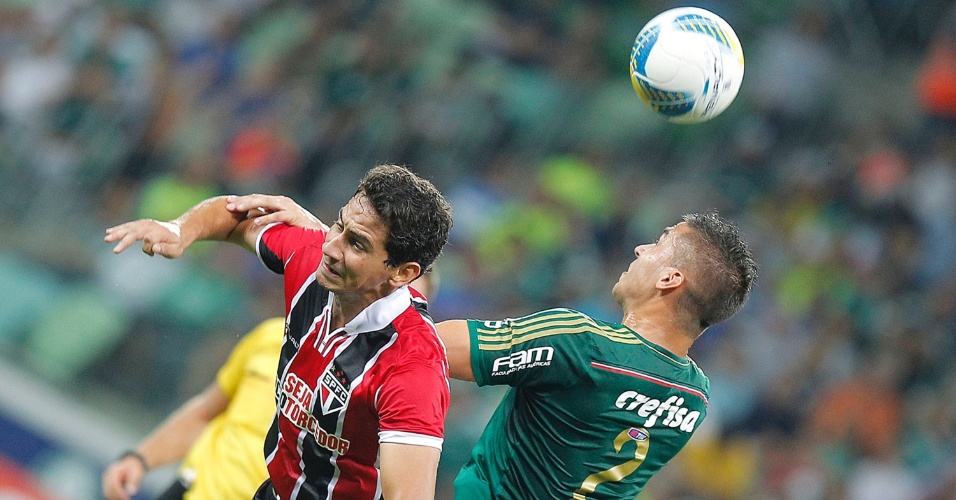 Ganso e Tobio em ação durante o clássico Palmeiras e São Paulo, pelo Campeonato Paulista