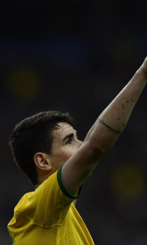 Oscar comemora depois de empatar o jogo para o Brasil contra a França em amistoso