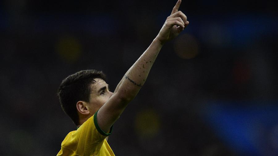 Oscar comemora depois de empatar o jogo para o Brasil contra a França em amistoso - AFP PHOTO / FRANCK FIFE