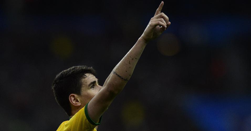 Oscar comemora depois de empatar o jogo para o Brasil contra a França em amistoso