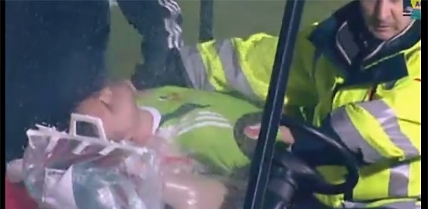 Goleiro Akinfeev é retirado de maca após ser atingido por sinalizador - Reprodução/TV