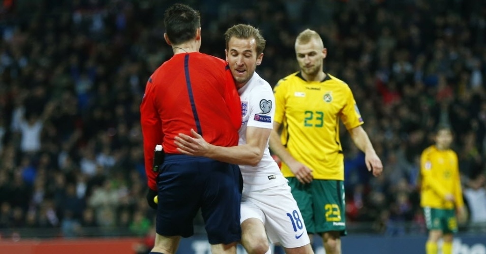 Atacante do Tottenham esbarra em árbitro assistente após balançar as redes pela Inglaterra
