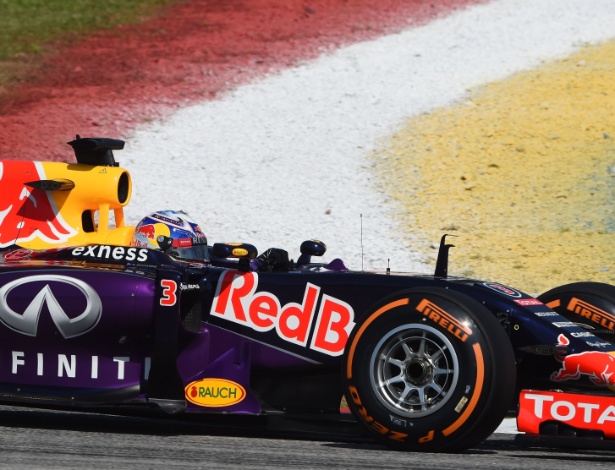 A Red Bull tem cobrado publicamente a Renault por uma melhora nos motores - Greg BAKER/AFP