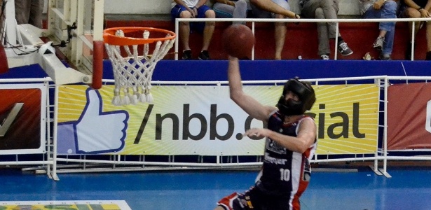 Teichmann em ação com o capacete em partida do Limeira - Arthur Marega/Divulgação