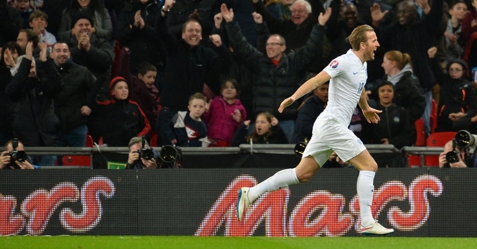 Harry Kane celebra o quarto gol da Inglaterra contra a Lituânia