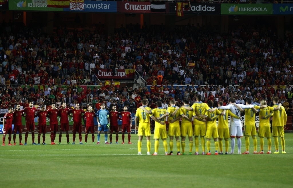 Jogadores de Espanha e Ucrânia fazem minuto de silêncio em memória dos 152 mortos em acidente aéreo da German Wings - Reuters / John Sibley Livepic