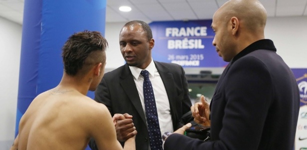 Neymar é cumprimentado por Patrick Vieira e por Thierry Henry, ídolos da seleção francesa - Rafael Ribeiro/CBF