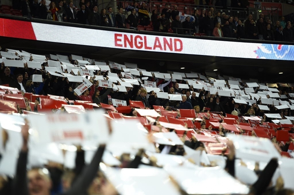 Torcedores da Inglaterra fazem mural gigante durante jogo contra a Lituânia pelas eliminatórias da Euro - Reuters / Dylan Martinez