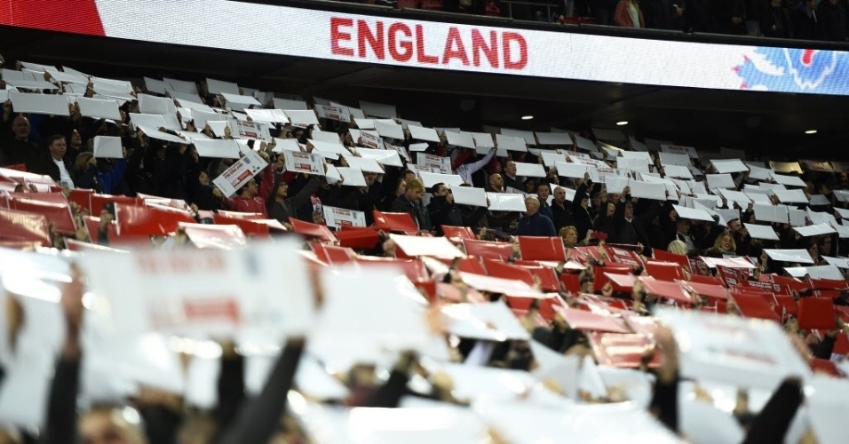 Torcedores da Inglaterra fazem mural gigante durante jogo contra a Lituânia pelas eliminatórias da Euro