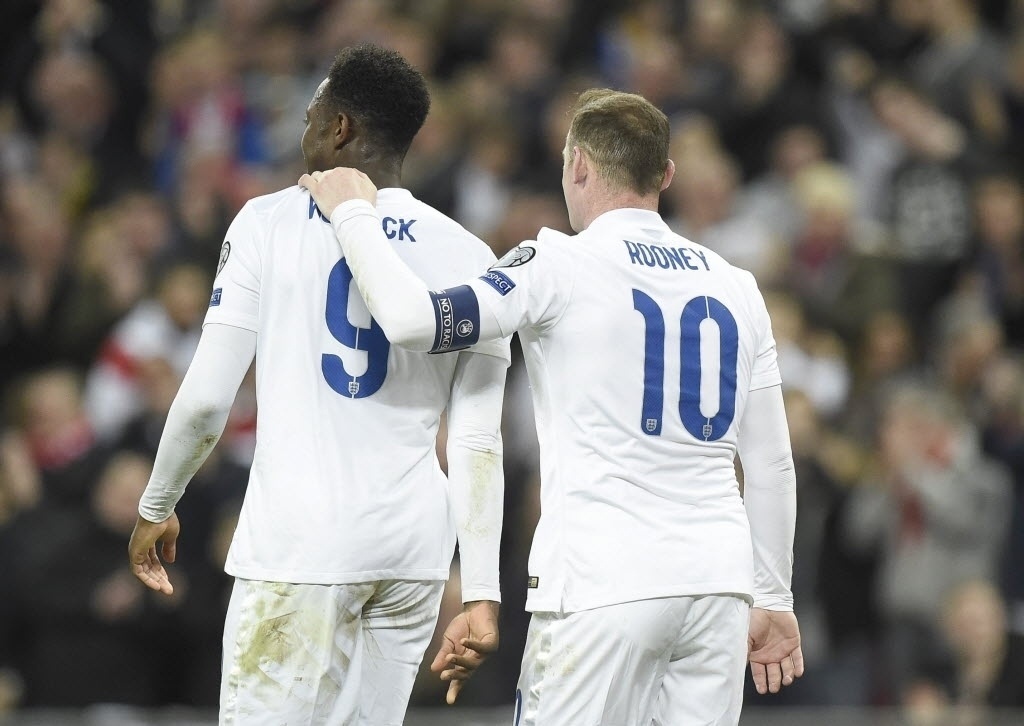 Welbeck recebe os cumprimentos de Rooney após marcar o segundo gol da Inglaterra contra a Lituânia - FE/EPA/FACUNDO ARRIZABALAGA