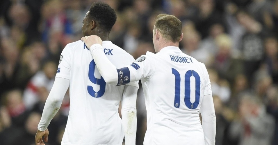 Welbeck recebe os cumprimentos de Rooney após marcar o segundo gol da Inglaterra contra a Lituânia