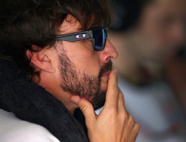Alonso foi eliminado ainda na primeira parte do treino e assistiu à maior parte da sessão dos boxes - Clive Mason/Getty Images