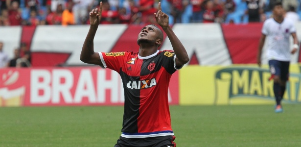 Marcelo Cirino comemora o belo gol marcado na vitória por 2 a 0 sobre o Bonsucesso - Gilvan de Souza/ Flamengo