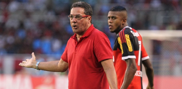 Vanderlei Luxemburgo orienta o Flamengo na vitória sobre o Bonsucesso no Engenhão - Gilvan de Souza/ Flamengo