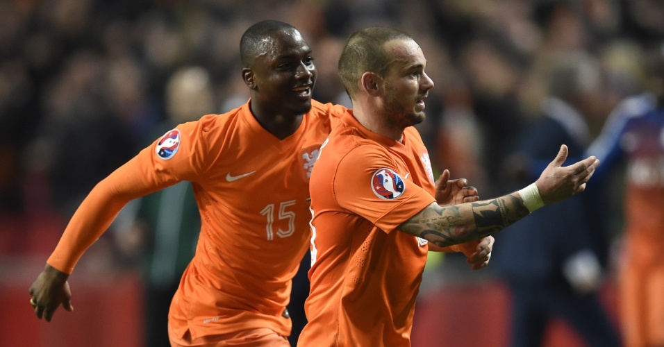 Wesley Sneijder comemora o gol de empate da Holanda em casa contra a Turquia pelas eliminatórias da Euro 2016