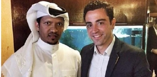 Xavi posou ao lado de  Mouhammed Ghoulam, diretor esportivo do Al Sadd - Reprodução/Instagram