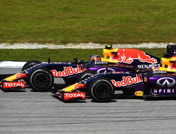 Os companheiros de Red Bull, Kvyat e Ricciardo, tiveram bons pegas durante o GP da Malásia  - Lars Baron/Getty Images