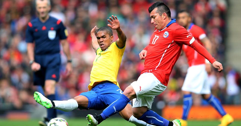 29.mar.2015 - Douglas Costa chega firme em jogada contra o chileno Gary Medel