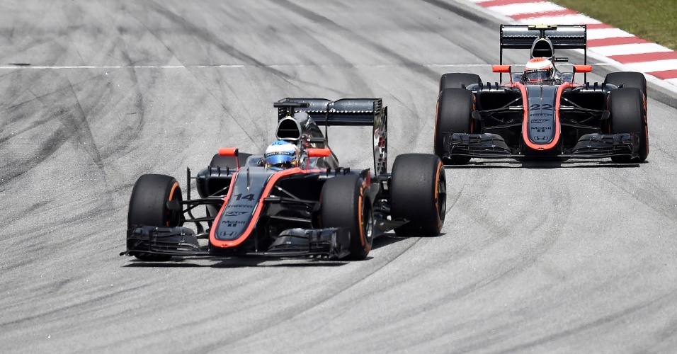 29.mar.2015 - GP da Malásia foi péssimo para a McLaren. Tanto Fernando Alonso como Jenson Button não terminaram a corrida