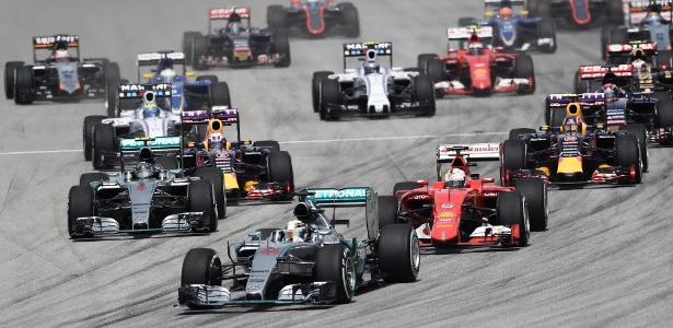 Com tática melhor, Ferrari bateu a Mercedes na corrida do ano passado - MANAN VATSYAYANA/AFP