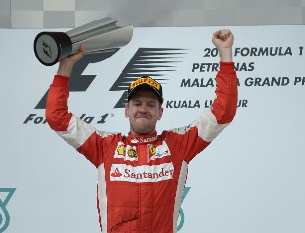 Ao vencer a 40ª prova da carreira e a primeira na Ferrari, Vettel se emocionou no pódio - MOHD RASFAN/AFP