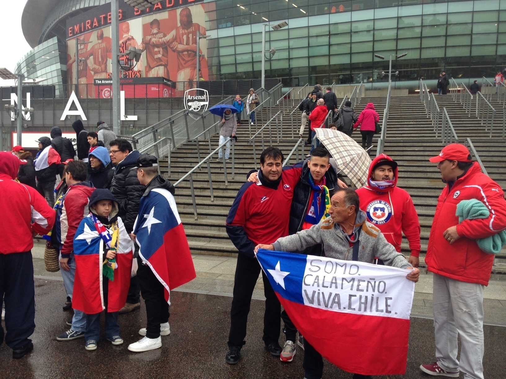 29.mar.2015 - Torcedores chilenos chegam ao Emirates Stadium para acompanhar o amistoso contra o Brasil - João Henrique Marques/UOL