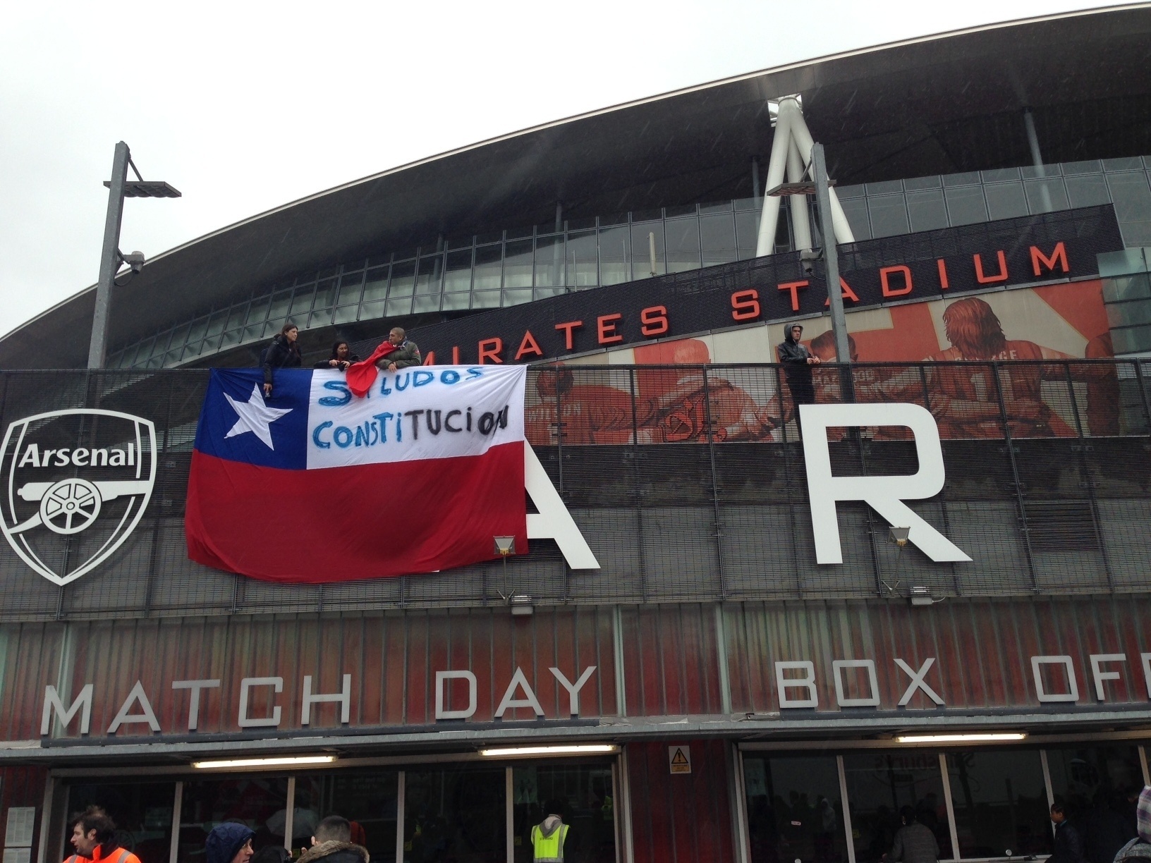 29.mar.2015 - Torcedores chilenos estendem bandeira do país na entrada do Emirates Stadium, palco do amistoso contra o Brasil - João Henrique Marques/UOL