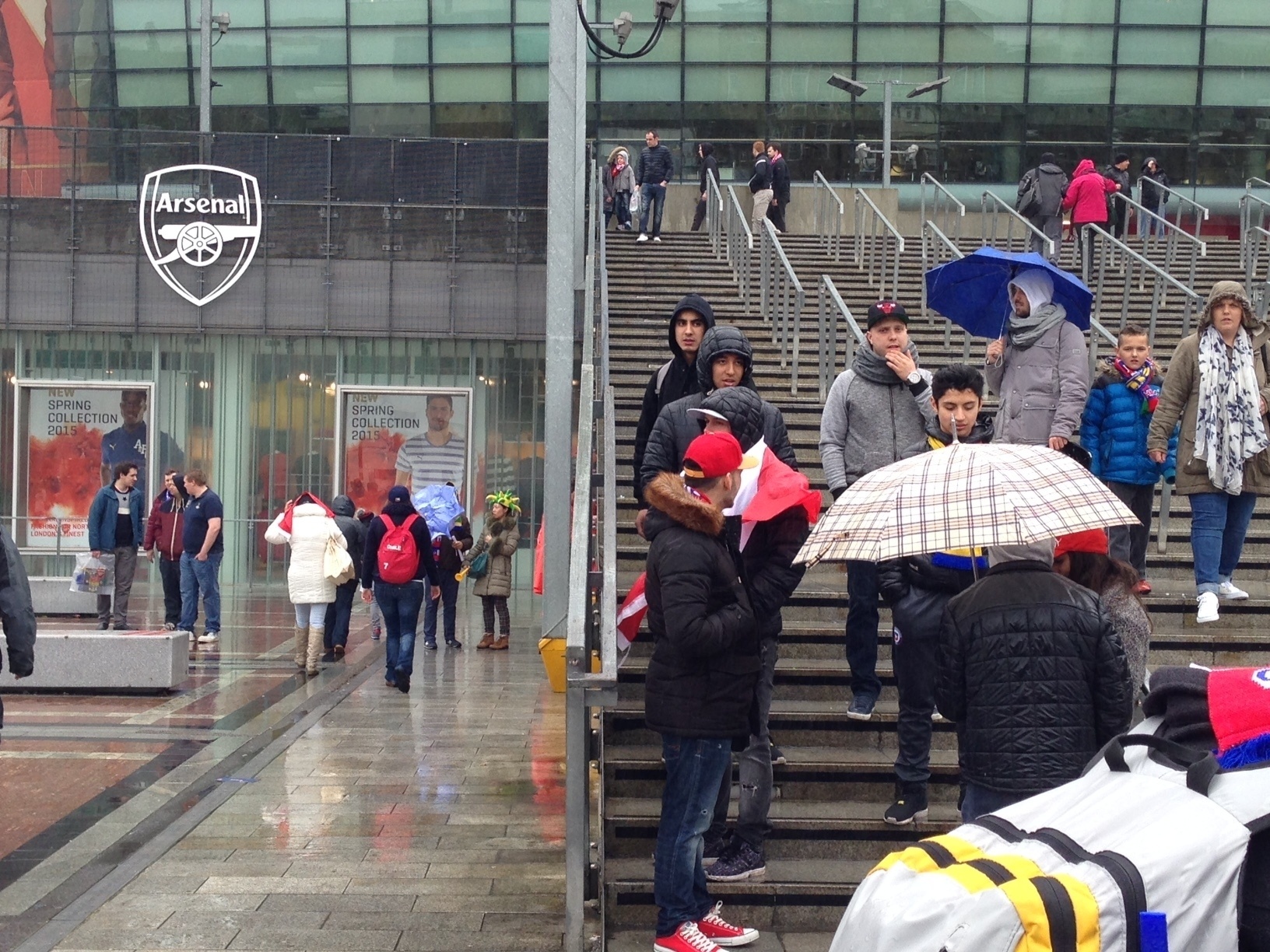 29.mar.2015 - Torcedores tentam 'driblar' a chuva em Londres horas antes do amistoso entre Brasil e Chile no Emirates Stadium - João Henrique Marques/UOL