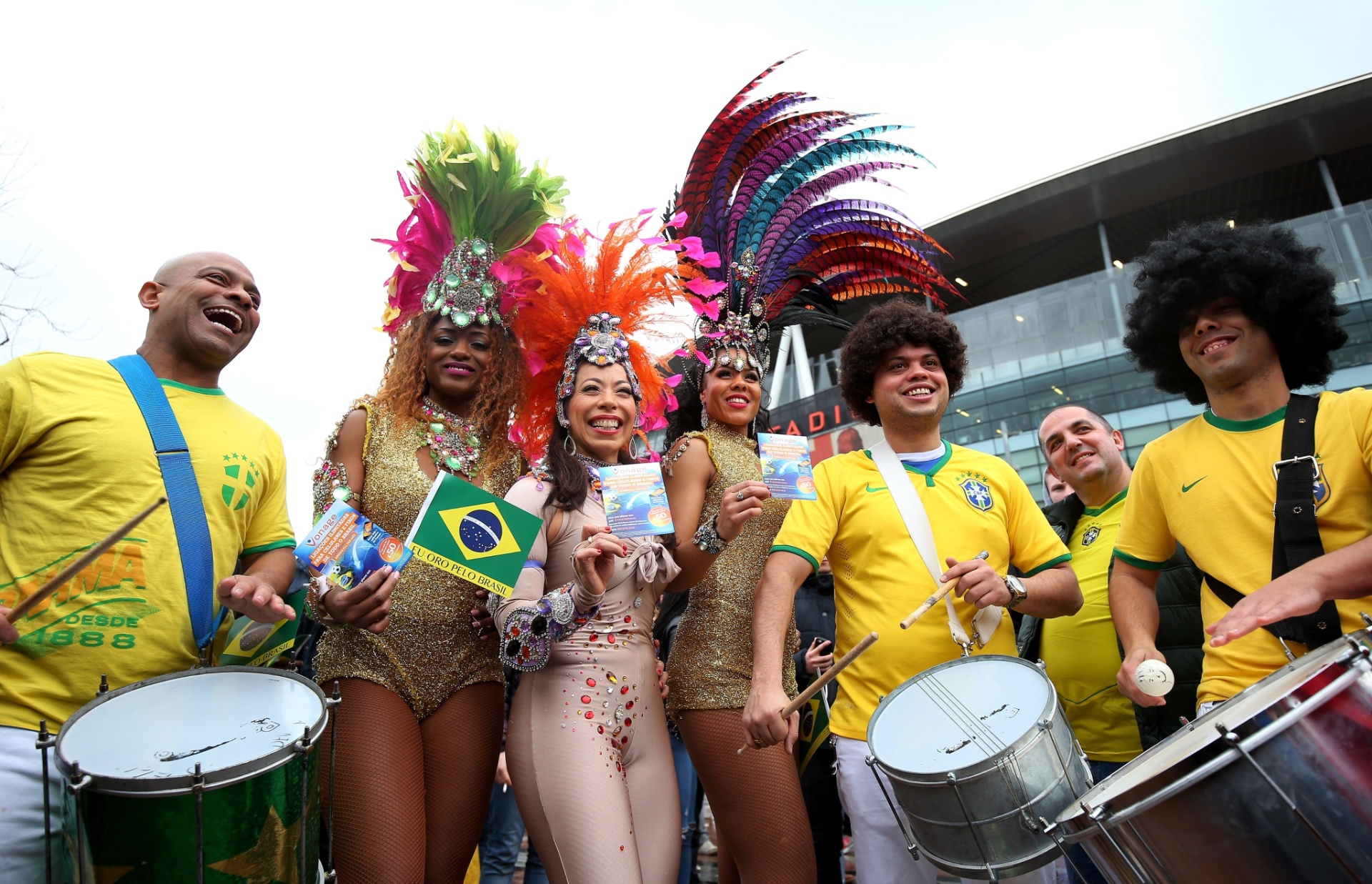 29.mar.2015 - Torcida brasileira faz a festa antes do amistoso contra o Chile no Emirates Stadium - Paul Gilham/Getty Images