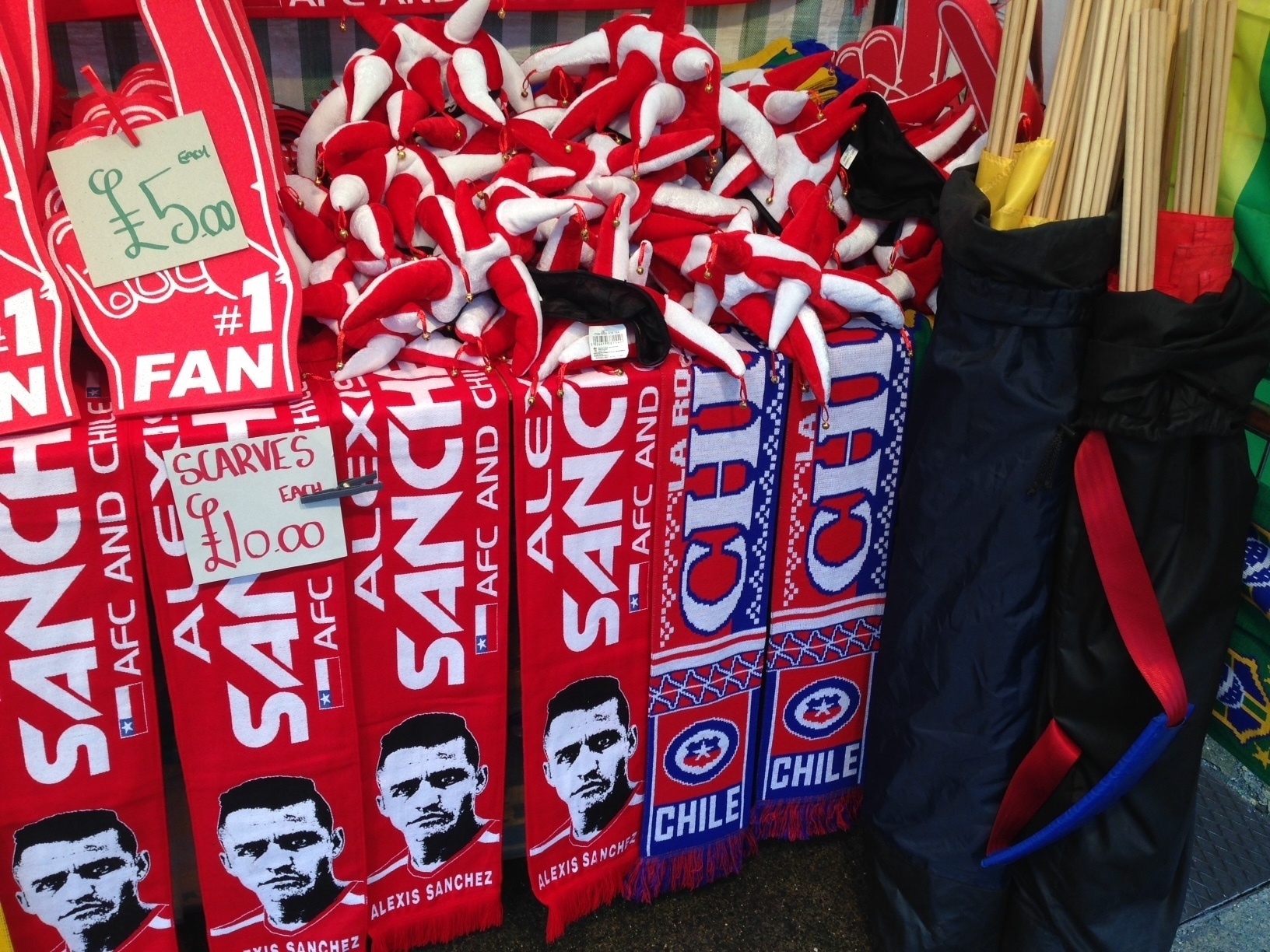 29.mar.2015 - Vendedores faturam com cachecóis de Alexis Sánchez, astro do Arsenal e do Chile, nos arredores do Emirates Stadium, 'casa' do clube inglês - João Henrique Marques/UOL