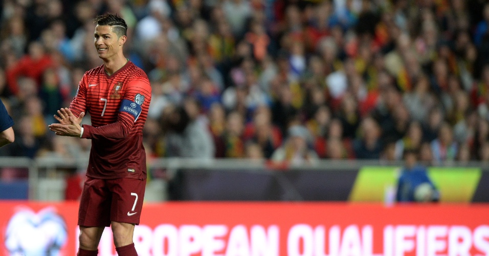 Cristiano Ronaldo gesticula com o árbitro no primeiro tempo de jogo contra a Sérvia