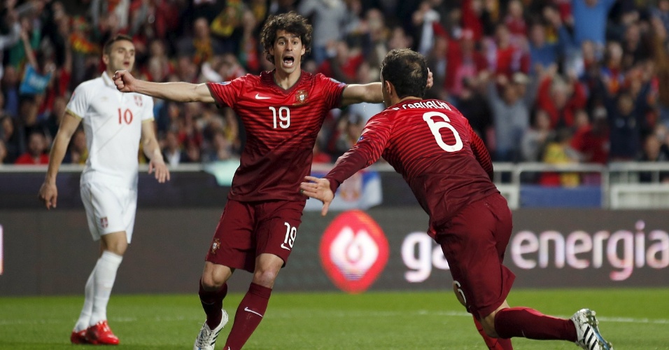 Portugueses comemoram gol de Ricardo Carvalho, que abriu logo aos dez minutos o placar para o time da casa