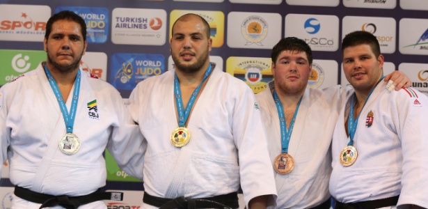 Rafael Silva (primeiro à esquerda) com sua medalha de prata - Divulgação/IJF