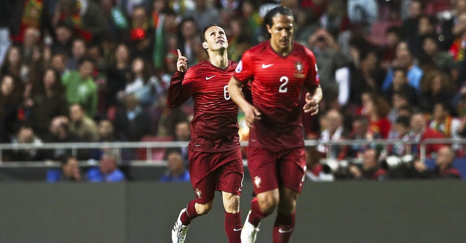 Ricardo Carvalho comemora gol, logo aos dez minutos, abrindo o placar para Portugal contra a Sérvia