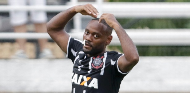 De cabeça raspada, Vagner Love enfim balançou as redes pelo Corinthians - MIGUEL SCHINCARIOL/ESTADÃO CONTEÚDO