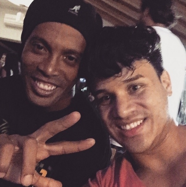 30.mar.2015 - Ronaldinho Gaúcho com a dupla sertaneja João Lucas e Marcelo gravaram nova música juntos. Dupla foi à festa de aniversário do jogador.