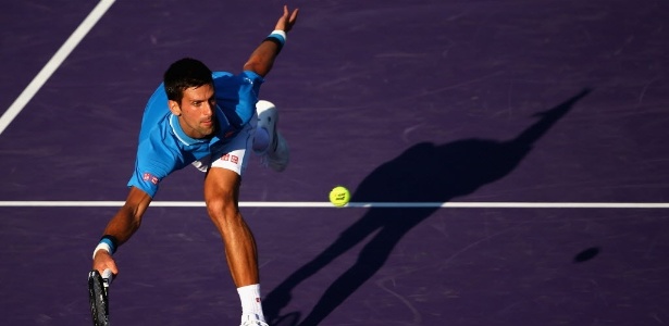 Djokovic faz devolução durante jogo contra Darcis - Clive Brunskill/AFP