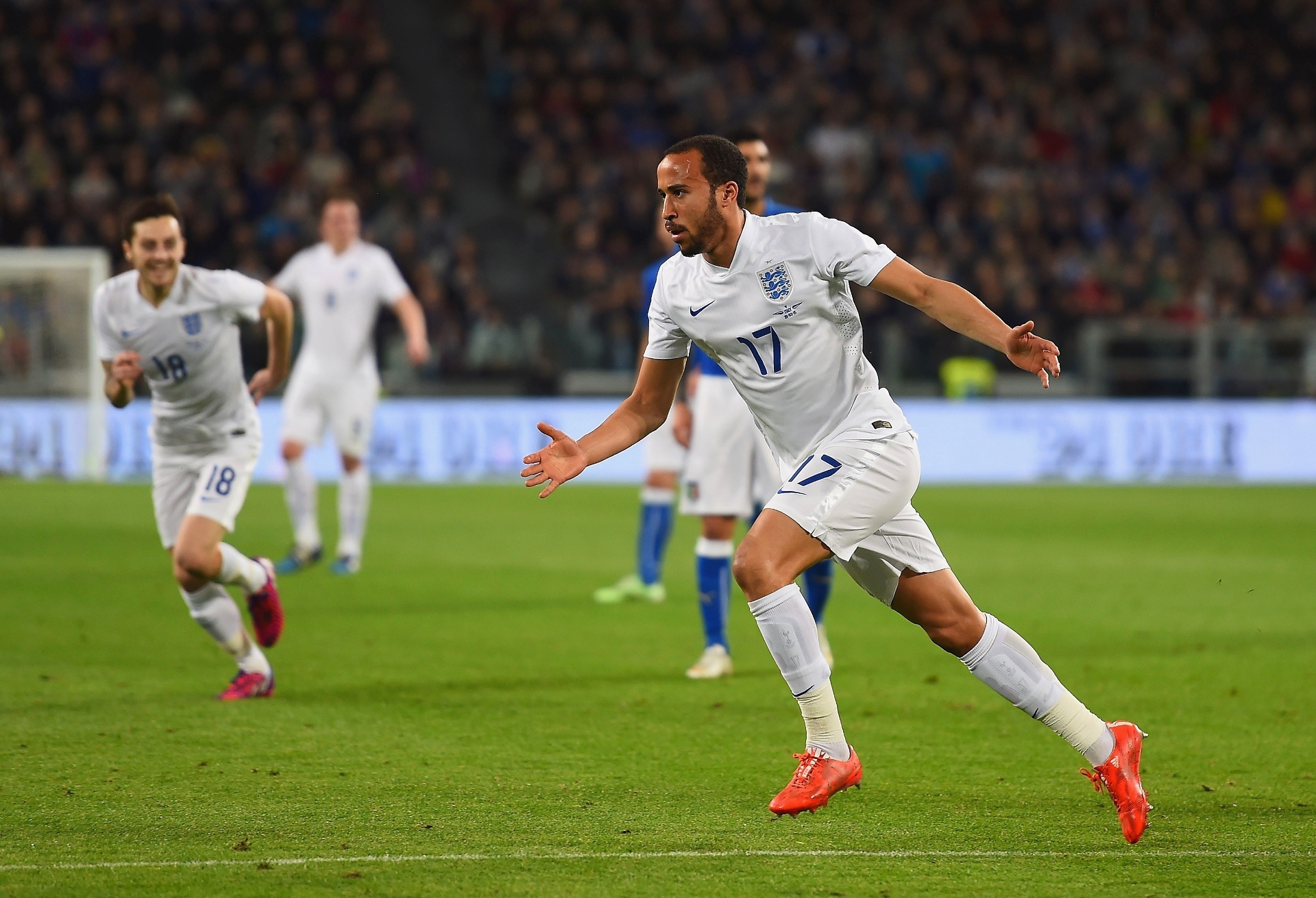 Andros Townsend corre para comemorar o gol de empate da Inglaterra contra a Itália - Laurence Griffiths/Getty Images