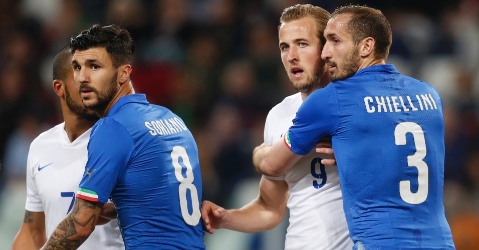 Chiellini faz marcação apertada em Harry Kane, durante amistoso entre Itália e Inglaterra