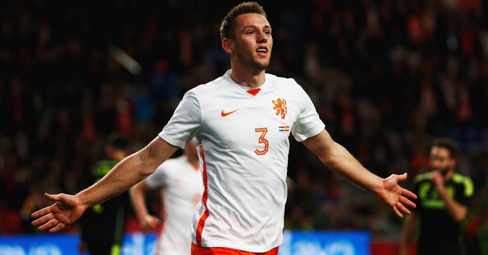 Stefan de Vrij comemora o primeiro gol da Holanda contra a Espanha, em amistoso