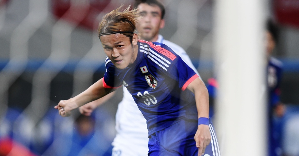 Takashi chuta para fazer o quarto gol do Japão no amistoso contra o Uzbequistão